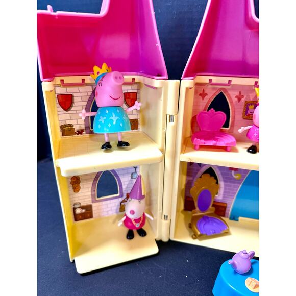Peppa Pig Peppa's Princess Castle Deluxe Playset 4 royal figures bed chairs - Picture 2 of 8